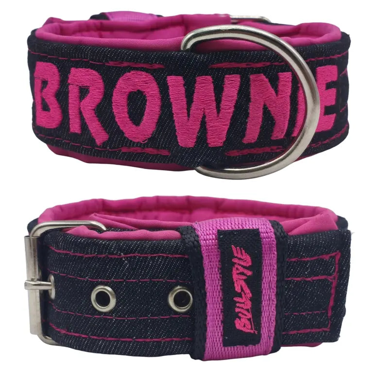 Collar para perros de tela vaquera negra con el nombre BROWNIE bordado en rosa, hebilla y etiqueta Bullstyle