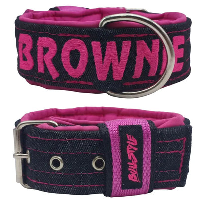 Collar para perros de tela vaquera negra con el nombre BROWNIE bordado en rosa, hebilla y etiqueta Bullstyle
