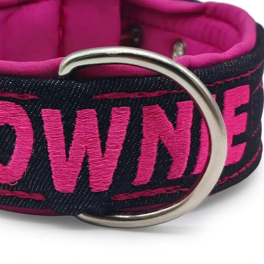 Detalle del bordado rosa en relieve y la anilla de acero de un collar vaquero para perros