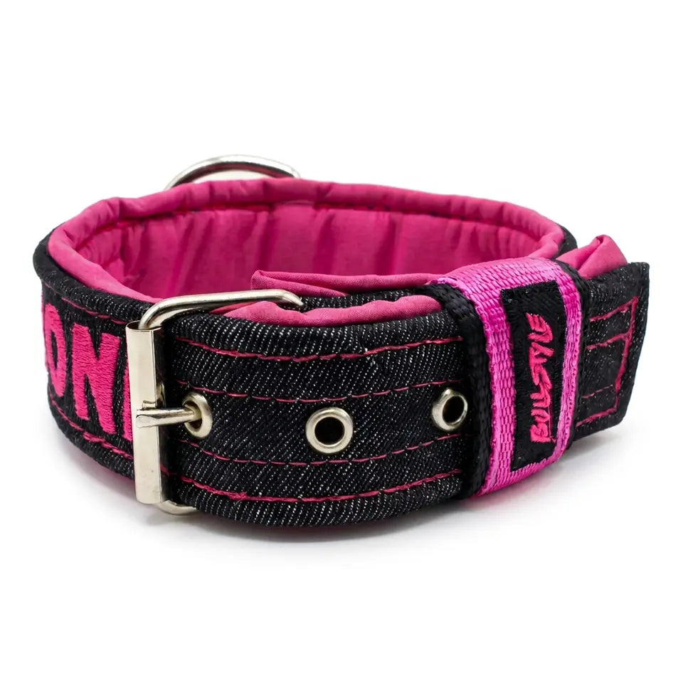 Hebilla, ojales y etiqueta Bullstyle de collar para perros de tela vaquera negra con forro rosa