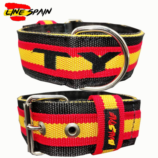Collar de perro con la bandera de España en 50mm, nylon reforzado y personalización mediante bordado de alta calidad.
