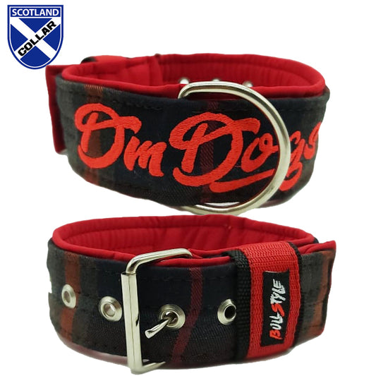 Collar escocés Royal de Bullstyles en color rojo de 50mm con estructura reforzada y nombre bordado para perros fuertes.