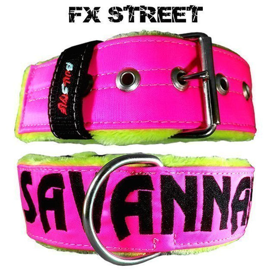 Collar Street FX fucsia flúor de Bullstyles en 50mm con forro polar amarillo, hebilla metálica de seguridad y personalización bordada.