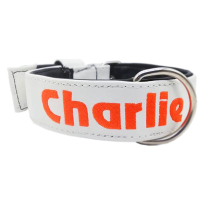 Primer plano del bordado personalizado de alta densidad sobre la polipiel náutica blanca del collar Bullstyles, mostrando el acabado premium