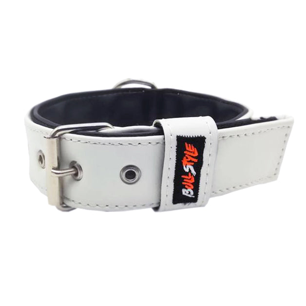 Detalle de la hebilla de acero inoxidable de doble pasador y anilla reforzada en el collar Nautic Line Blanco, garantizando máxima seguridad